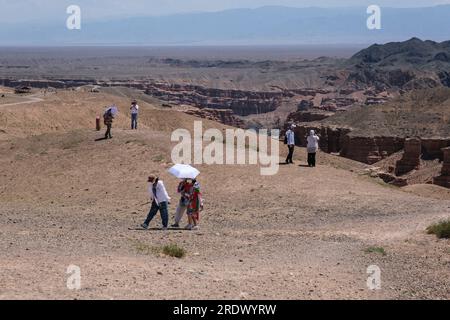 Kasachstan, Charyn (Sharyn) Canyon. Besucher am Eingang zum Canyon. Stockfoto