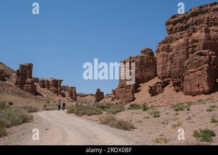 Kasachstan, Charyn (Sharyn) Canyon. Wanderer auf dem Weg. Stockfoto