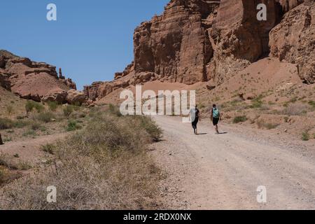 Kasachstan, Charyn (Sharyn) Canyon. Besucher auf dem Canyon Trail. Stockfoto