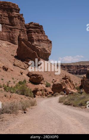 Kasachstan, Charyn (Sharyn) Canyon. Besucher auf dem Trail. Stockfoto