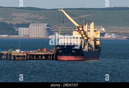 Invergordon, Schottland, Großbritannien. 3. Juni 2023 Hafen von Cromarty Firth ein Tiefseehafen mit Frachtschiff mit offenen Luken und Laderaum. Stockfoto