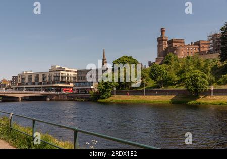 Inverness, Schottland, Großbritannien. 3. Juni 2023 Fluss Ness, Ness-Brücke, die in die Stadt Inverness und Inverness Castle führt und den Fluss überblickt Stockfoto