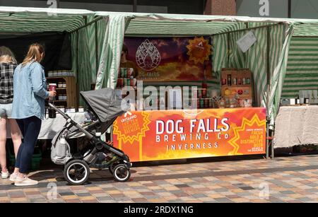 Inverness, Schottland, Großbritannien. 3. Juni 2023 Der samstags stattfindende Bauernmarkt im Stadtzentrum von Inverness. Brauereistand und Frau mit Kinderwagen. Stockfoto