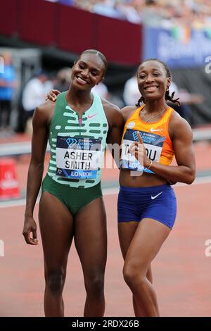 London, Großbritannien. 23. Juli 23 Dina ASHER-SMITH (Großbritannien), Marie-Josée TA LOU (Côte d'Ivoire, Elfenbeinküste) nach der Teilnahme am Finale der Frauen 100m bei der 2023, IAAF Diamond League, Queen Elizabeth Olympic Park, Stratford, London, Großbritannien. Kredit: Simon Balson/Alamy Live News Stockfoto