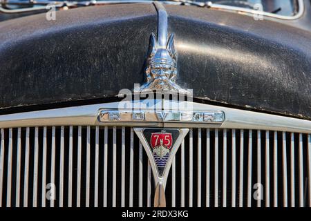 Silberner grauer Kühlergrill, alt, Fahrzeug, schwarze Motorhaube, antik, Vintage, Rover P4 Stockfoto