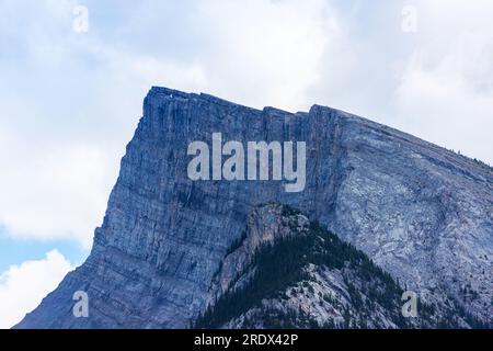 Gezoomter Blick auf den majestätischen Mount Rundle an einem sonnigen Sommertag von Banff im Banff National Park, Alberta, Kanada. Stockfoto
