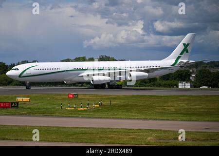 9H-BIG AirX Charter Airbus A340-300 am Flughafen Edinburgh. Ein privater Charterflug mit dem Manchester United FC nach New York für Tour 23. Stockfoto