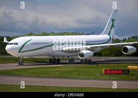 9H-BIG AirX Charter Airbus A340-300 am Flughafen Edinburgh. Ein privater Charterflug mit dem Manchester United FC nach New York für Tour 23. Stockfoto