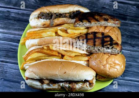 Verschiedene Sandwiches, Hähnchen- und Rindfleisch-Shawarma-Sandwiches, traditionelles ägyptisches Hawawshi, Pita gefüllt mit Hähnchen und gewürzten Pommes frites Finge Stockfoto