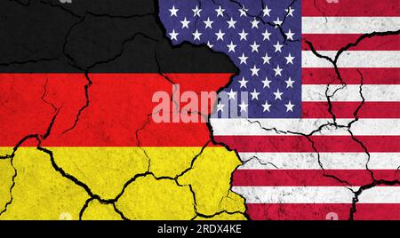 Flaggen Deutschlands und der USA auf Rissoberfläche - Politik, Beziehungskonzept Stockfoto