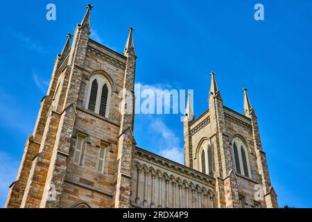 Kirchenturm von St. Pauls Bischofskirche mit blauem Himmel und weißem Wolkenhintergrund Stockfoto