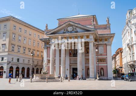 Piazza della Borsa mit der alten Börse („Borsa Vecchia“), erbaut im 19. Jahrhundert im neoklassizistischen Stil, Triest, Italien Stockfoto