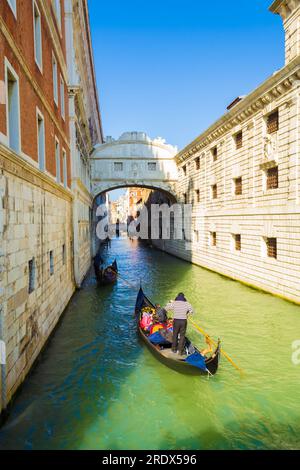 :Blick auf den Kanal von Venedig Rio del Palazzo mit Gondelfahrt unter der Seufzerbrücke oder Ponte dei Sospiri - die geschlossene Brücke aus weißem Kalkstein Stockfoto