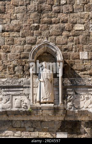 Statue des Heiligen Justus an der Außenwand des Glockenturms der Kathedrale von Triest, Triest, Region Friaul Julisch Venetien, Italien Stockfoto