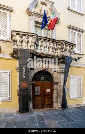 Der Eingang des Museums für fernöstliche Kunst im Palazzetto dei Leo, mit einer Sammlung japanischer und chinesischer Kunstwerke, Stadtzentrum von Triest, Stockfoto