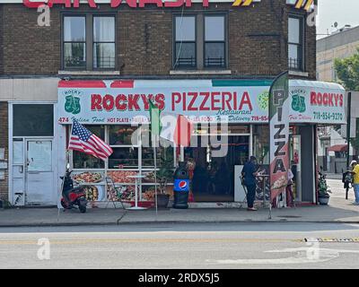 Amerikanische und italienische Nationalflags sind vor der beliebten Rocky's Pizza an der Ecke Church und Coney Island Avenue im Stadtviertel Kensington in Brooklyn, New York, ausgestellt. Stockfoto