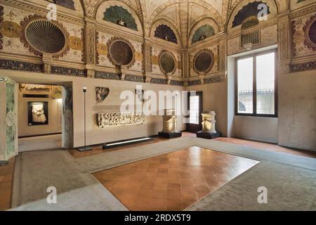 Der Herzogspalast in Mantua, Italien. Die Heads Hall wird so genannt, weil sie die Marmorbüsten von zehn berühmten Persönlichkeiten beherbergt. Stockfoto