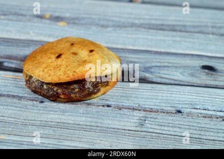 Das Kapsel-Sandwich aus flachem, knusprigem Minibrot, gefüllt mit Datteln Agwa oder Ajwa ohne Kerne mit Mandeln, Cashew, Nüssen, Sesamsamen und vermischt mit Stockfoto