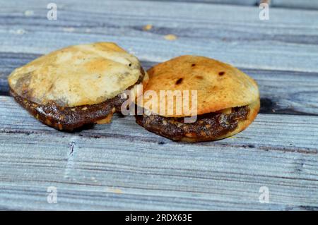 Das Kapsel-Sandwich aus flachem, knusprigem Minibrot, gefüllt mit Datteln Agwa oder Ajwa ohne Kerne mit Mandeln, Cashew, Nüssen, Sesamsamen und vermischt mit Stockfoto