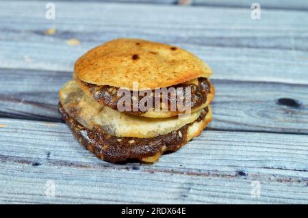 Das Kapsel-Sandwich aus flachem, knusprigem Minibrot, gefüllt mit Datteln Agwa oder Ajwa ohne Kerne mit Mandeln, Cashew, Nüssen, Sesamsamen und vermischt mit Stockfoto