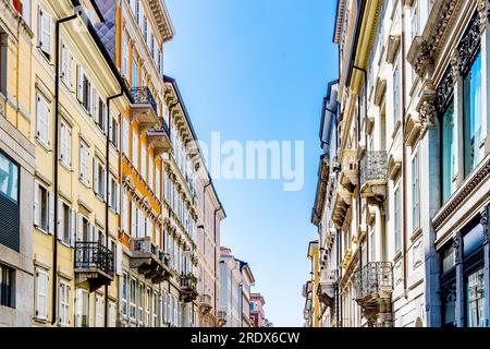 Gebäude und Straße von Borgo Teresiano, einem eleganten Viertel, erbaut im 18. Jahrhundert auf Geheiß von Maria Theresa aus Österreich, Triest, Italien Stockfoto