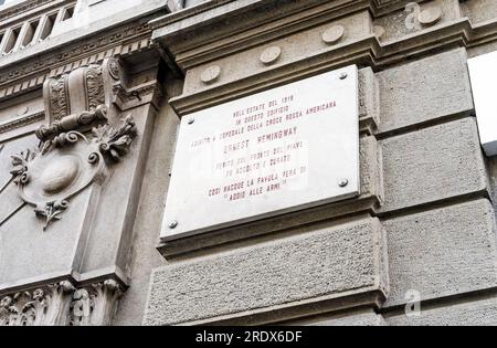 Gedenktafel, die auf das Haus zeigt, in dem der amerikanische Schriftsteller Ernest Hemingway in der Via Armorari, Milano City Centre, Italien, wohnte Stockfoto