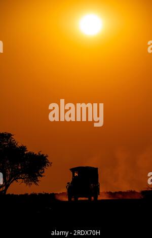 Safari-Auto bei Sonnenaufgang, Wasserloch Klein Namutoni, Etosha-Nationalpark, Namibia Stockfoto