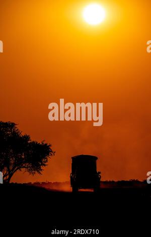 Safari-Auto bei Sonnenaufgang, Wasserloch Klein Namutoni, Etosha-Nationalpark, Namibia Stockfoto