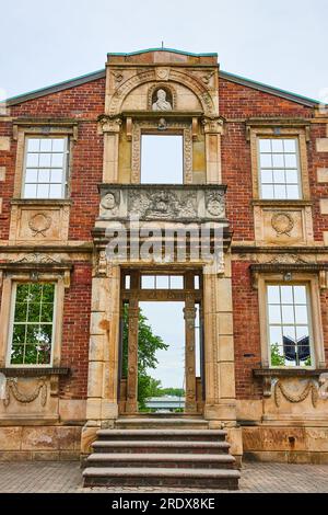 Das Kameo eines alten Mannes, in Relief geschnitzt an der Fassade des Heigold House, einer verlassenen Villa Stockfoto