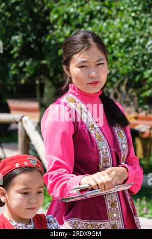 Kasachstan, Hunnen-Ethno-Dorf. Junge Frau und Mädchen in traditionellem Kleid. Stockfoto