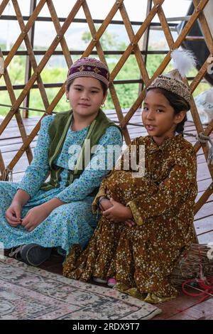 Kasachstan, Hunnen-Ethno-Dorf. Junge kasachische Mädchen in traditionellem Kleid. Stockfoto