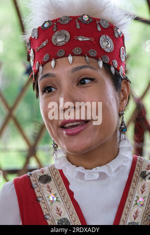 Kasachstan, Hunnen-Ethno-Dorf. Junge Kasacherin in traditionellem Kleid. Stockfoto