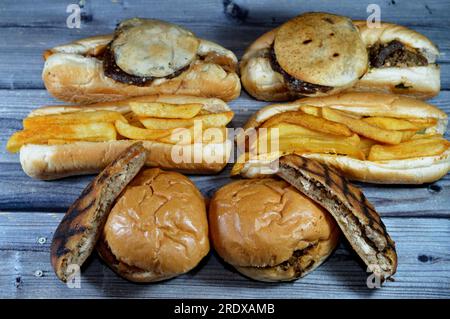 Verschiedene Sandwiches, Hähnchen- und Rindfleisch-Shawarma-Sandwiches, traditionelles ägyptisches Hawawshi, Pita gefüllt mit Hähnchen und gewürzten Pommes frites Finge Stockfoto