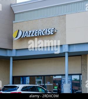 Metairie, La, USA - 22. Juli 2023: Vor dem Jazzercise Fitness Center im Wilshire Shopping Center am Veterans Memorial Boulevard Stockfoto