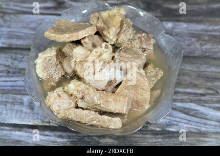 Stücke von gehacktem Rindfleisch, auf heißem Dampf gekocht, mit Zwiebelscheiben, Salz und schwarzem Pfeffer, Lorbeerblätter und Kardamom, Rindfleischstücke gekocht, Fleisch Stockfoto