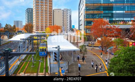 Kumamoto, Japan - Nov. 24 2022: Die Kumamoto City Tram ist eine bequeme öffentliche Verkehrsmittel, um in Kumamoto zu reisen Stockfoto