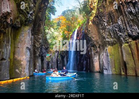 Miyazaki, Japan - Nov. 24 2022: Die Takachiho-Schlucht ist ein schmaler Abgrund, der durch den Felsen am Gokase River geschnitten wird. Zahlreiche Aktivitäten für Touristen wie rowi Stockfoto