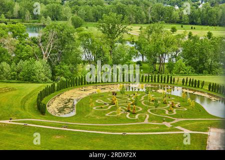 Luftaufnahme Aerial Foundation Park mit Gehweg und geschwungenem Teich mit Seerosenböden Stockfoto