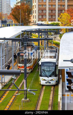 Kumamoto, Japan - Nov. 24 2022: Die Kumamoto City Tram ist eine bequeme öffentliche Verkehrsmittel, um in Kumamoto zu reisen Stockfoto