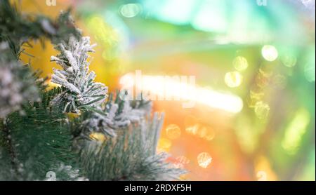 Nahaufnahme des Weihnachtsbaums mit Bokeh-Hintergrund. Speicherplatz kopieren. Stockfoto
