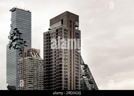 Bangkok, Thailand - 16. Juli 2023 - wunderschöner Blick auf den Wolkenkratzer mit modernen architektonischen Außengebäuden im zentralen Geschäftsviertel von Bangkok CI Stockfoto