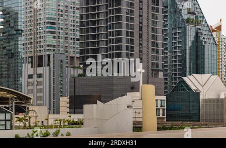 Bangkok, Thailand - 16. Juli 2023 - die christliche Kirche ist umgeben von modernen architektonischen Außengebäuden. Selektiver Fokus. Stockfoto