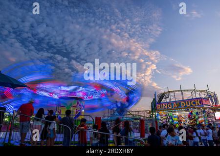 Lichter bei Sonnenuntergang, Delaware State Fair, Harrington, Delaware Stockfoto