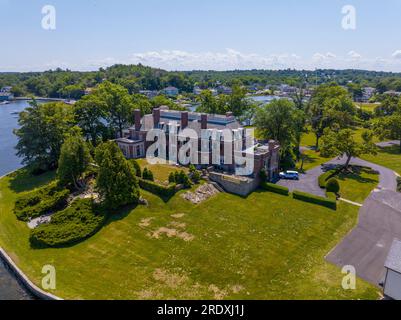 Das historische Herrenhaus Oaks am Ufer der 49 Margin Street am Cohasset Cove in der Stadt Cohasset, Massachusetts, MA, USA, aus der Vogelperspektive. Stockfoto