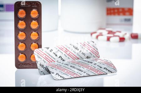 CHONBURI, THAILAND-29. APRIL 2023: Runde Prenarpil-Tabletten in Blisterpackungen. Clonazepam zur Behandlung von Krampfanfällen, Panikstörungen, Angststörungen. Stockfoto