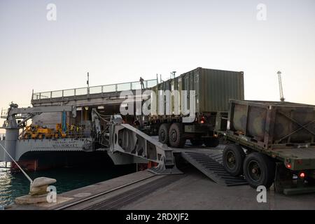 EIN US-AMERIKANISCHER Marine Corps Medium Tactical Vehicle Replacement fährt auf die USNS Millinocket (T-EPF 3) zur Vorbereitung der Übung Talisman Sabre 23 in Darwin, Northern Territory, Australien, 19. Juli 2023. Talisman Sabre ist die größte bilaterale Militäraktion zwischen Australien und den Vereinigten Staaten, mit multinationaler Beteiligung, die einen freien und offenen Indo-Pazifik vorantreibt, indem die Beziehungen und die Interoperabilität zwischen den wichtigsten Alliierten gestärkt und unsere kollektiven Fähigkeiten verbessert werden, um auf eine Vielzahl potenzieller Sicherheitsbedenken zu reagieren. (USA Marinekorps Foto von Staff Sgt. Scott Smolinski) Stockfoto