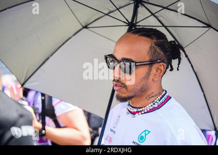 Budapest, Ungarn. 23. Juli 2023. Lewis Hamilton, britischer Fahrer des Mercedes AMG Petronas F1 Teams, nimmt an der Fahrerparade vor dem ungarischen Grand Prix-Rennen F1 im Hungaroring in der Nähe von Budapest Teil. Kredit: SOPA Images Limited/Alamy Live News Stockfoto