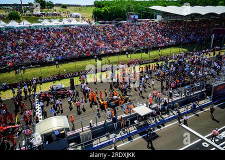 Budapest, Ungarn. 23. Juli 2023. Allgemeiner Überblick über das Raster vor dem Start des ungarischen Grand Prix-Rennens F1 im Hungaroring in der Nähe von Budapest. Kredit: SOPA Images Limited/Alamy Live News Stockfoto