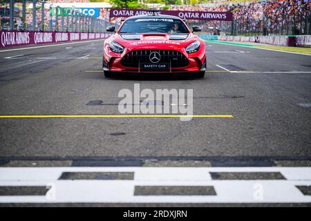 Budapest, Ungarn. 23. Juli 2023. Das Sicherheitsauto wird während der Fahrerparade vor dem ungarischen Grand Prix-Rennen F1 im Hungaroring in der Nähe von Budapest auf dem Radweg gesehen. (Foto: Jure Makovec/SOPA Images/Sipa USA) Guthaben: SIPA USA/Alamy Live News Stockfoto