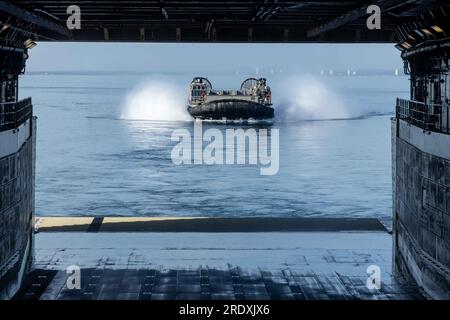 USA Personal und Ausrüstung des Marine Corps kehren während der UNITAS LXIV über die USA an Bord der Amphibien-Anlegestelle der San Antonio-Klasse USS New York (LPD 21) zurück Navy Landing Craft Air Cousin (LCAC)83, Juli 19,2023. DIE UNITAS, die in diesem Jahr in Kolumbien stattfindet, ist die weltweit längste jährliche multinationale maritime Übung, deren Schwerpunkt auf der Verbesserung der Interoperabilität zwischen mehreren Nationen und gemeinsamen Truppen während der kleinen und amphibischen Operationen liegt, um auf bestehenden regionalen Partnerschaften aufzubauen und neue dauerhafte Beziehungen zu schaffen, die Frieden, Stabilität, Und Wohlstand in Stockfoto